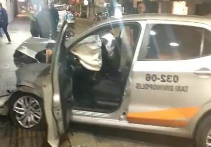 Idosa de 65 anos fica ferida depois de um carro bater em um táxi no Centro de Divinópolis táxi batido