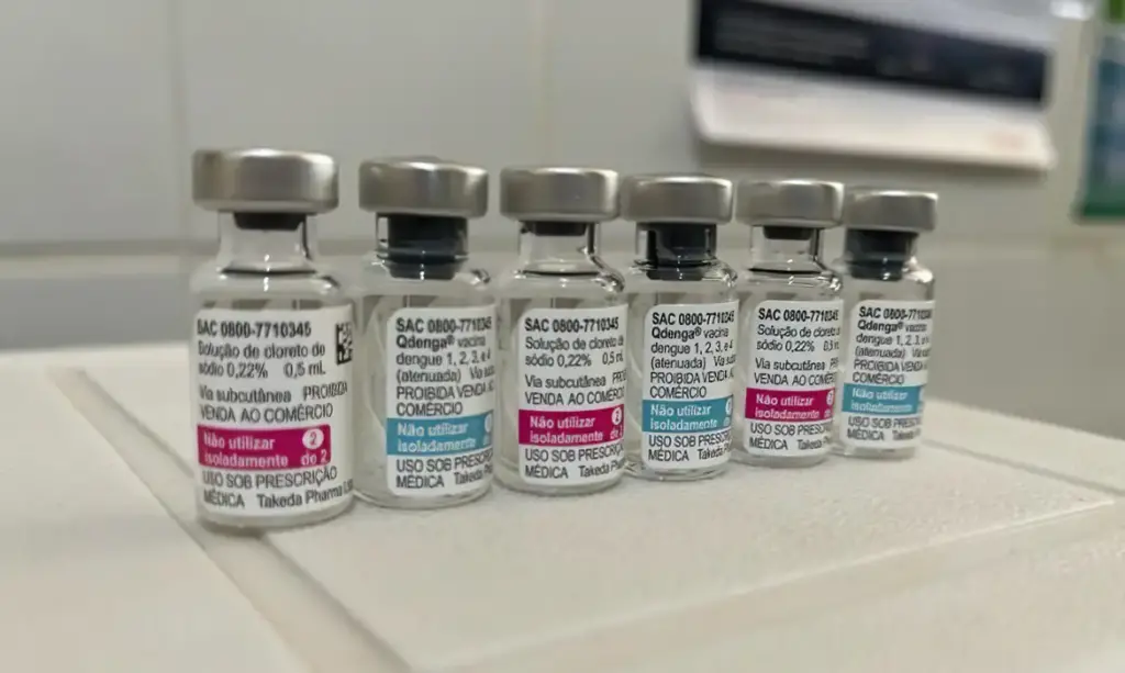 Divinópolis recebe doses contra dengue para imunização de crianças e adolescentes Divinópolis recebe doses contra dengue para imunização de crianças e adolescentes