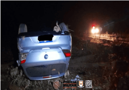 Veículo capota, homem é arremessado e morre no local; mulher vai a óbito no atendimento Captura de tela 2024-07-15 084818 (1)