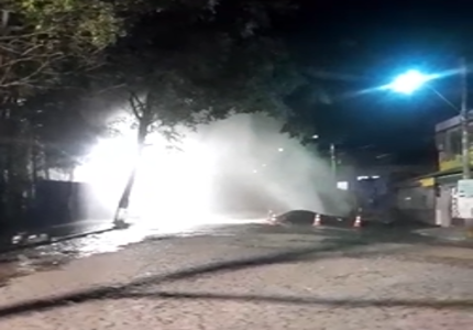 Moradores denunciam vazamento de água próximo à Gerdau, bairro de Interlagos fica sem água o dia todo, em Divinópolis