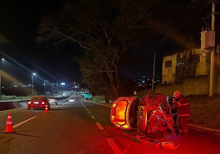 Veículo em velocidade incompatível capota na MG-050 e faz três vítimas; Veja fotos do acidente