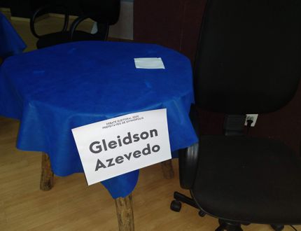 Pré-candidato a Prefeito de Divinópolis, Gleidson Azevedo, foge novamente de debate eleitoral; quer emprego sem entrevista