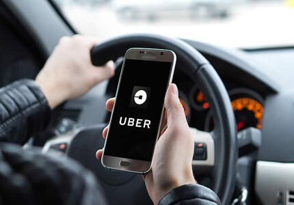 Com extensa ficha criminal, autor de roubo a motorista de aplicativo é preso no bairro Vila Romana Homem-segurando-telefone-com-o-app-do-Uber
