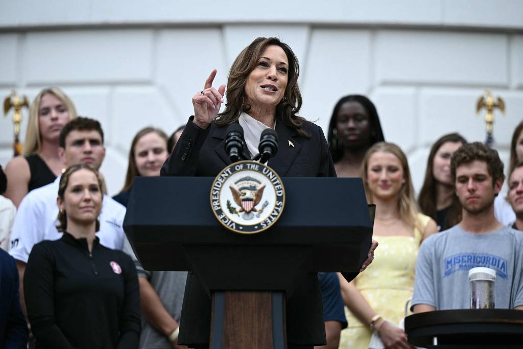 Kamala Harris aparece à frente de Donald Trump em 1ª pesquisa após a saída de Biden