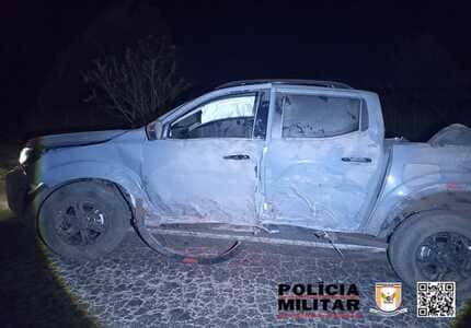 Motorista de caminhonete desvia de moto irregular na MG 164, colide com árvores e deixa duas vítimas, em Pompéu