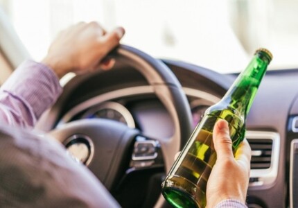 Homem dirige bêbado, capota e vai preso na MG-050, sentido Divinópolis - Itaúna carro e bebida