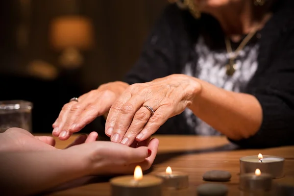 Homem é preso por abusar de mulheres durante supostas sessões espirituais em Minas Gerais depositphotos_87699062-stock-photo-close-up-of-spiritualistic-seance