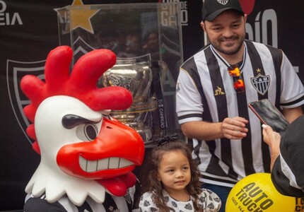 Torcida atleticana de Divinópolis e região poderá rever o mascote Galo Doido e conhecer de perto a Taça Libertadores galo doido div