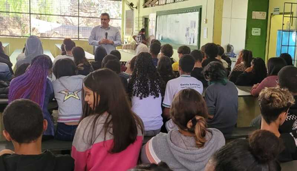 Escola do Legislativo da Câmara Municipal de Divinópolis realiza palestra sobre o impacto da educação no ambiente de trabalho image (19) (1)