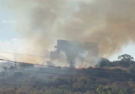 DIVINÓPOLIS: Incêndio próximo ao Hospital São João de Deus põe em risco a saúde dos pacientes e também dos moradores próximos incêndio alto são joão de Deus