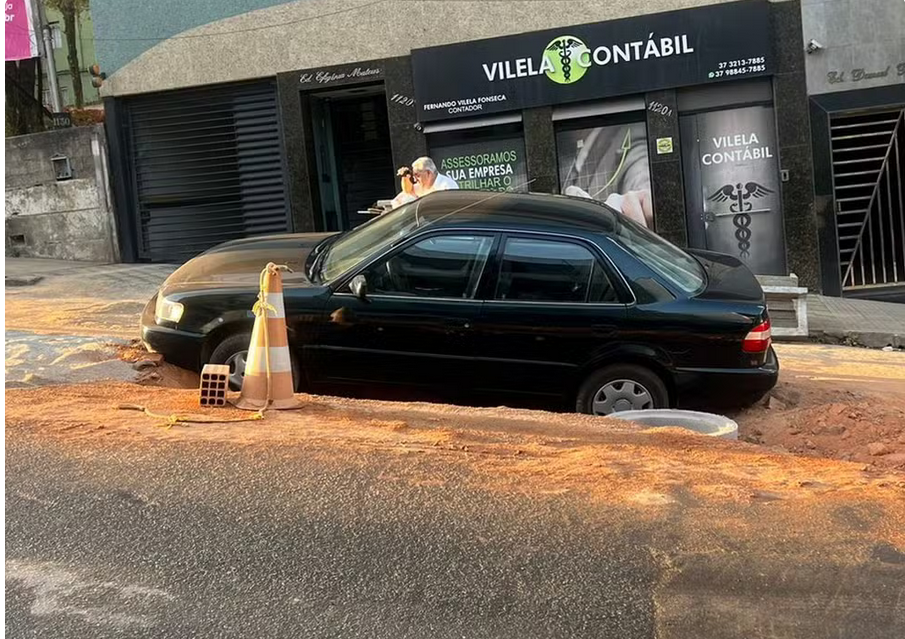 Motorista perde controle e carro cai em vala de obra da prefeitura no Centro de Divinópolis Captura de tela de 2024-08-16 14-46-42