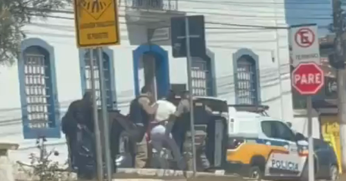Vereadora de cidade mineira (Serro) é algemada e levada à força em viatura da Polícia Militar Captura de tela de 2024-08-16 17-48-33