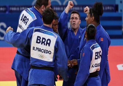 Brasil faz história: supera Itália e conquista medalha de bronze inédita no judô por equipes Equipe-de-judo-brasileira-570x321 (1)
