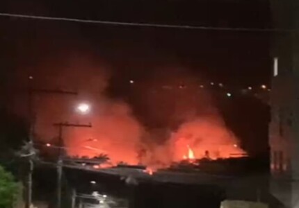 Trabalho dos bombeiros em combate a incêndio no bairro Bom Pastor foi dificultado pelo clima seco INCÊNDIO