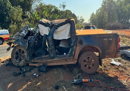 Grave acidente entre caminhonete e carreta deixa três mortos em Bambuí