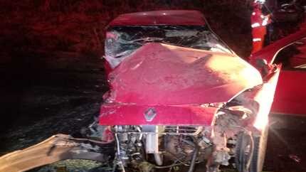 Sandeiro e Saveiro batem frontalmente na MG-164 e ambos motoristas ficam presos nas ferragens Sandero 1