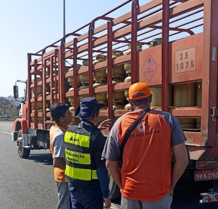 Divinópolis: Polícia rodoviária e Agência de transportes terrestres intensificam fiscalização do transporte de produtos perigosos WhatsApp Image 2024-08-15 at 17.28.22