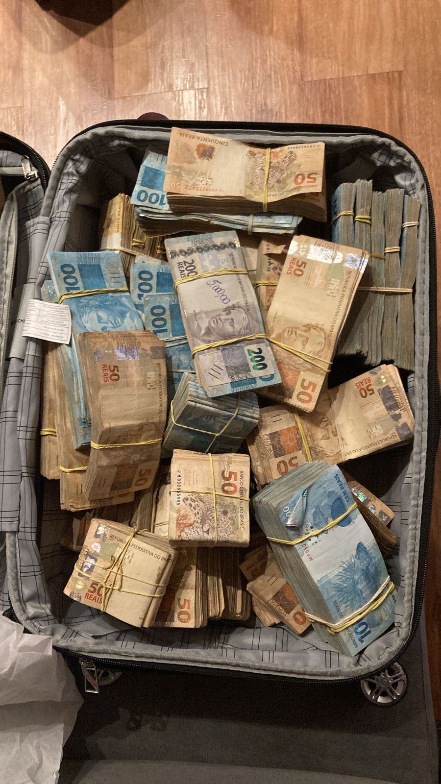 Polícia Federal apreende mais de meio milhão em dinheiro no aeroporto da Pampulha