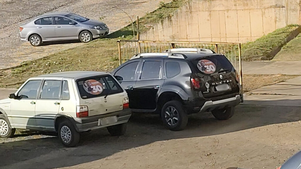 Servidores, a maioria comissionados usam seus veículos plotados com adesivos de publicidade de candidato em pátio da Prefeitura de Divinópolis WhatsApp Image 2024-08-21 at 17.20.04