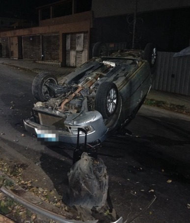 Jovem de 21 anos é encaminhado ao hospital após capotamento de carro no bairro Bom Pastor WhatsApp Image 2024-08-26 at 08.25.10