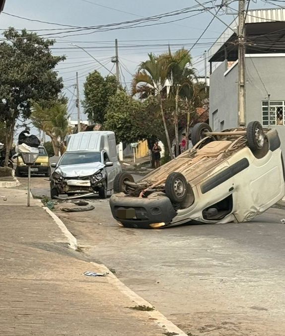 Batida de carro deixa homem com ferimentos na cabeça e ombros em Nova Serrana WhatsApp Image 2024-08-26 at 16.57.28