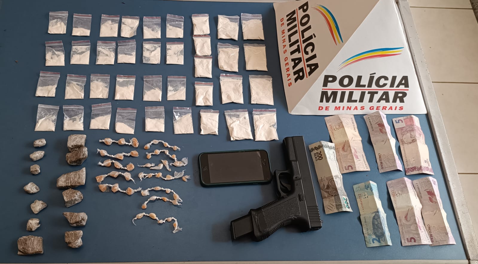 Adolescente é detido com cocaína, crack e réplica de arma