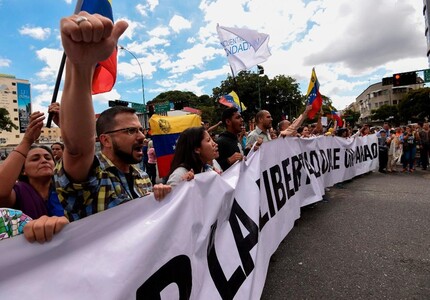 O povo vai para rua, protestos contra reeleição de Nicolás Maduro se intensificam na Venezuela