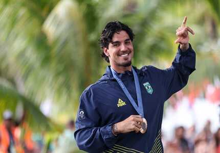 Medina leva bronze na semifinal do surfe, representando o Brasil nos Jogos Olímpicos gabriel-medina-com-a-medalha-de-bronze-na-olimpiada-de-paris-231643 (1)