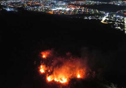Queimadas continuam: Morro das Antenas em Divinópolis anoitece em chamas incêndio morro das antenas