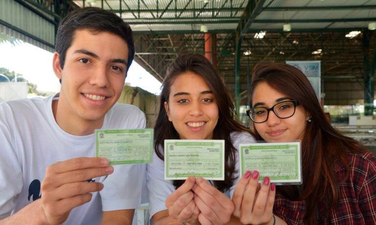 Eleições 2024: Aumento de 78% no número de eleitores jovens em relação a 2020; mulheres são maioria em todas faixas etárias jovens título eleitoral