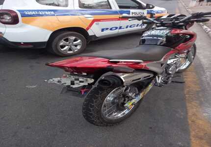 Motociclista afronta polícia com manobras arriscadas em Divinópolis e acaba preso moto (1)
