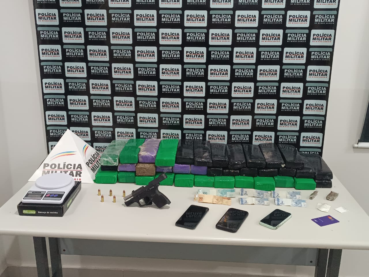 Polícia Militar prende homem, apreende grande quantidade de drogas e retira arma de fogo de circulação em Pitangui