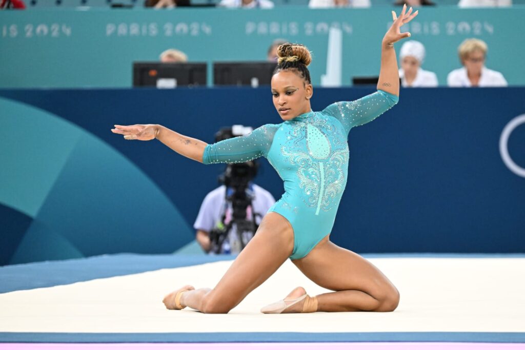 Rebeca Andrade se torna a maior medalhista olímpica do Brasil, superando lendas do esporte nacional rebeca-andrade-solo-paris