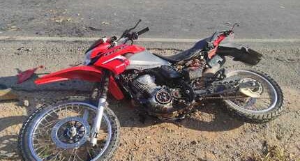 Motociclista ao tentar ultrapassar ônibus que seguia para Itapecerica colide com caminhão e morre