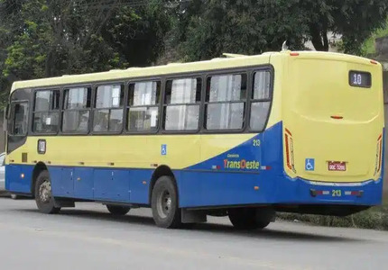 Acidente terrível: Ônibus de Divinópolis colide violentamente com árvore e deixa motorista preso às ferragens trancid (1)