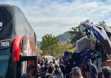 Carreta colide em ônibus da dupla sertaneja César Menotti & Fabiano, em Zona da Mata transferir (1)