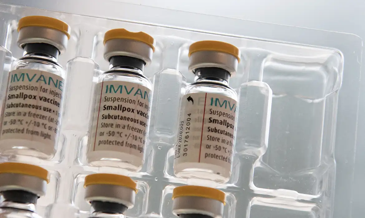 OMS pré-qualifica primeira vacina contra mpox e facilita acesso a países de baixa renda