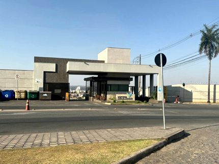 Para o povão: É NÓS OU ELES? Propagando humildade e divisão de classe – Para os empresários: TAMO JUNTO E MISTURADO (TMJ), em jantar no condomínio de ricos
