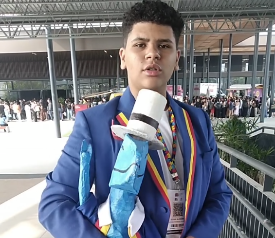 Autor autista de Divinópolis, Vitor de Oliveira, participa da Bienal do livro com “O Dinossauro Azul” Captura de tela de 2024-09-08 11-06-57