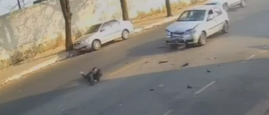 Motociclista é arremessada após grave acidente na Avenida Paraná em Divinópolis; vítima foi socorrida com vários ferimentos Captura de tela de 2024-09-17 10-07-42