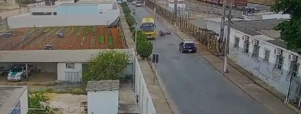 Motociclista de 61 anos e mulher de 54 ficam feridos em acidente com micro-ônibus escolar em Arcos Captura de tela de 2024-09-18 09-27-10