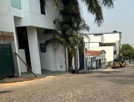 Divinópolis: Prefeito Gleidson Azevedo faz campanha na Siri Beach e dois dias úteis depois rua da empresa é asfaltada
