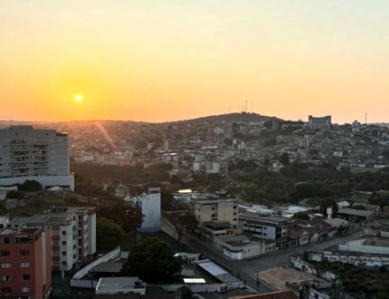 Previsão meteorológica em Divinópolis: saiu de 19º às 5 horas e atingirá o ápice de 32º às 16h; previsão da temperatura política: acima dos 40º durante toda semana Temperatura 2