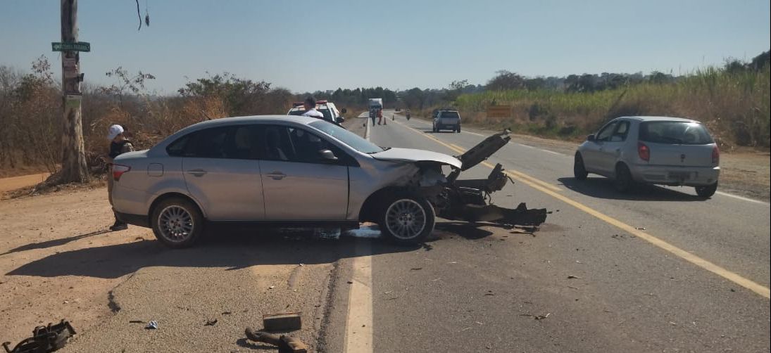 Acidente entre dois carros na BR-494 deixa mulher ferida em Divinópolis