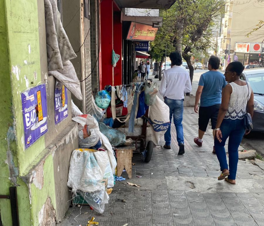 Divinópolis: Comerciantes e pedestres reclamam de seleção de lixo reciclável em uma das principais vias públicas da cidade; e questionam: "cadê o melhor prefeito do Brasil" WhatsApp Image 2024-09-17 at 09.52.57