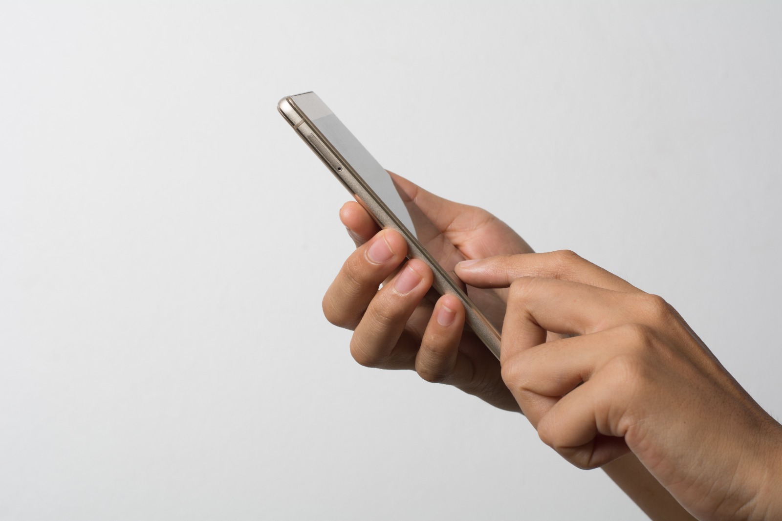 Serasa remove 18 mil páginas falsas e combate golpes nas redes sociais