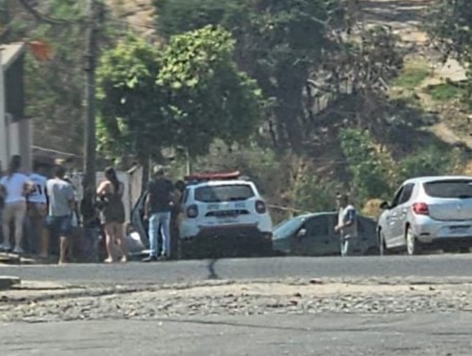 Homem é assassinado ao volante e perde o controle do veículo no Bairro Planalto, em Divinópolis assassinato
