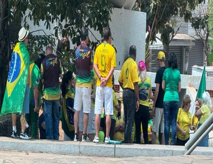 Estrondosa manifestação de bolsonaristas em Divinópolis, de cerca de 40 pessoas, pode ter preocupado Moraes, Ministro do STF bolsonarisas