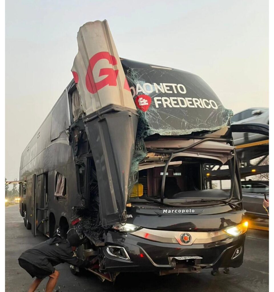 Quatro pessoas ficam feridas em acidente com ônibus da dupla João Neto e Frederico cidades-jo-o-neto-e-frederico--1725617664