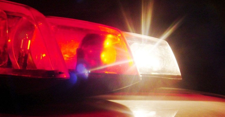 Mulher fica ferida em acidente envolvendo carro, poste e árvore no bairro São Judas Tadeu em Divinópolis sirene